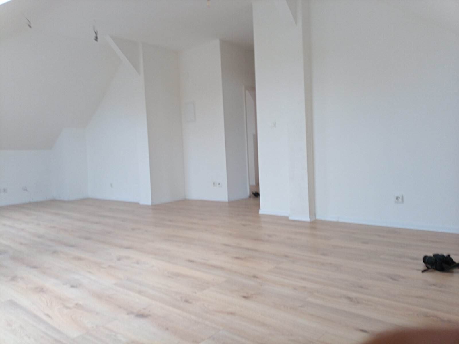 Fertiger Dachausbau mit Laminatboden und weißen Wänden - A-Z Bauunternehmung